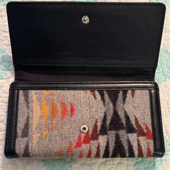 PENDLETON Tri-fold Wallet ** Classic Native Design** - Picture 2 of 5